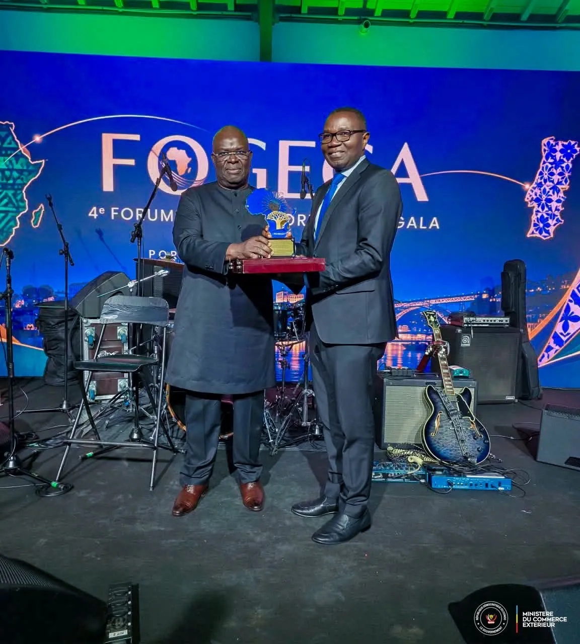 SOIRÉE D'AFFAIRES  ORGANISÉE EN MARGE DU FORUM AFRIQUE-PORTUGAL-EMIRATS ARABES UNIS À PORTO : LE GRAND PRIX DE LA PAIX ET DE L'INTEGRATION AFRICAINE DÉCERNÉ AU PRÉSIDENT FÉLIX ANTOINE TSHISEKEDI TSHILOMBO